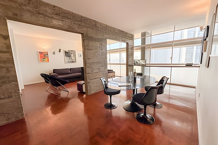 Espaçoso 2 dormitórios, estilo industrial no Copan