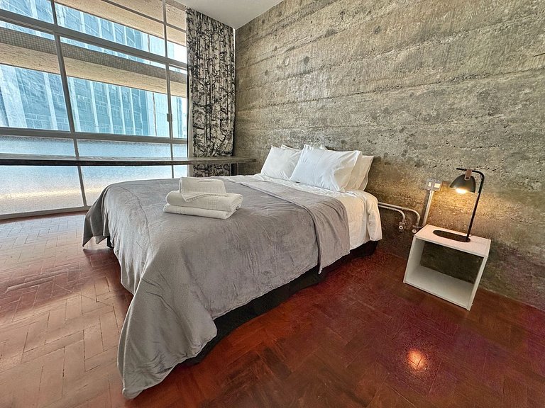 Espaçoso 2 dormitórios, estilo industrial no Copan